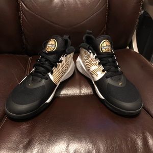 Nike Team hustle basketball shoes size 5 youth